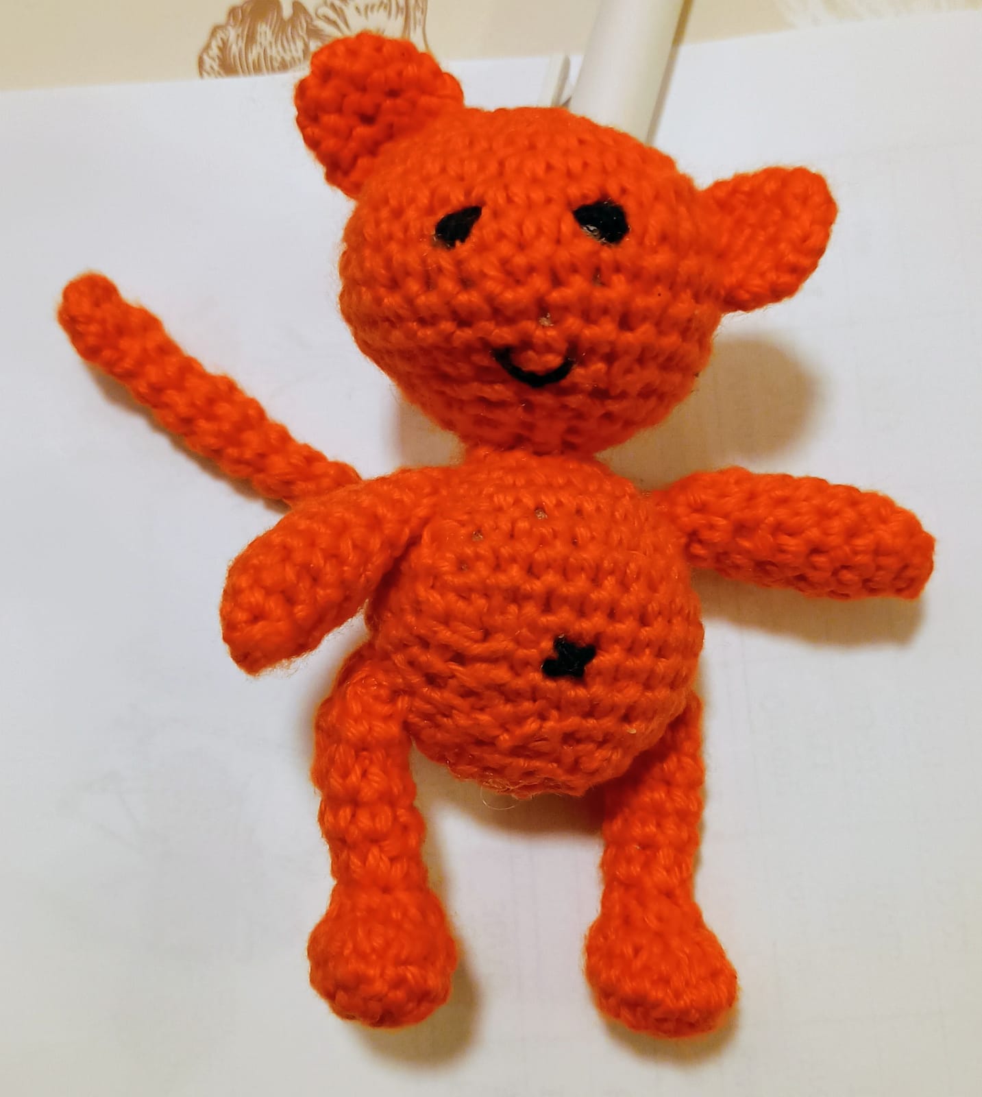 Orange abe med ansigt