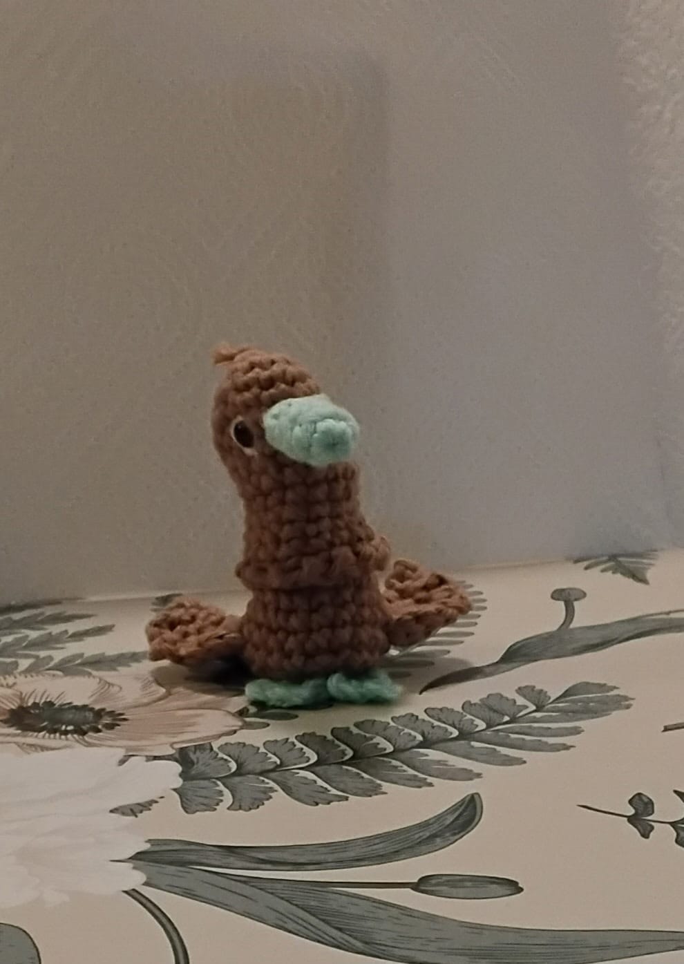 Brun fugl med grønt næb