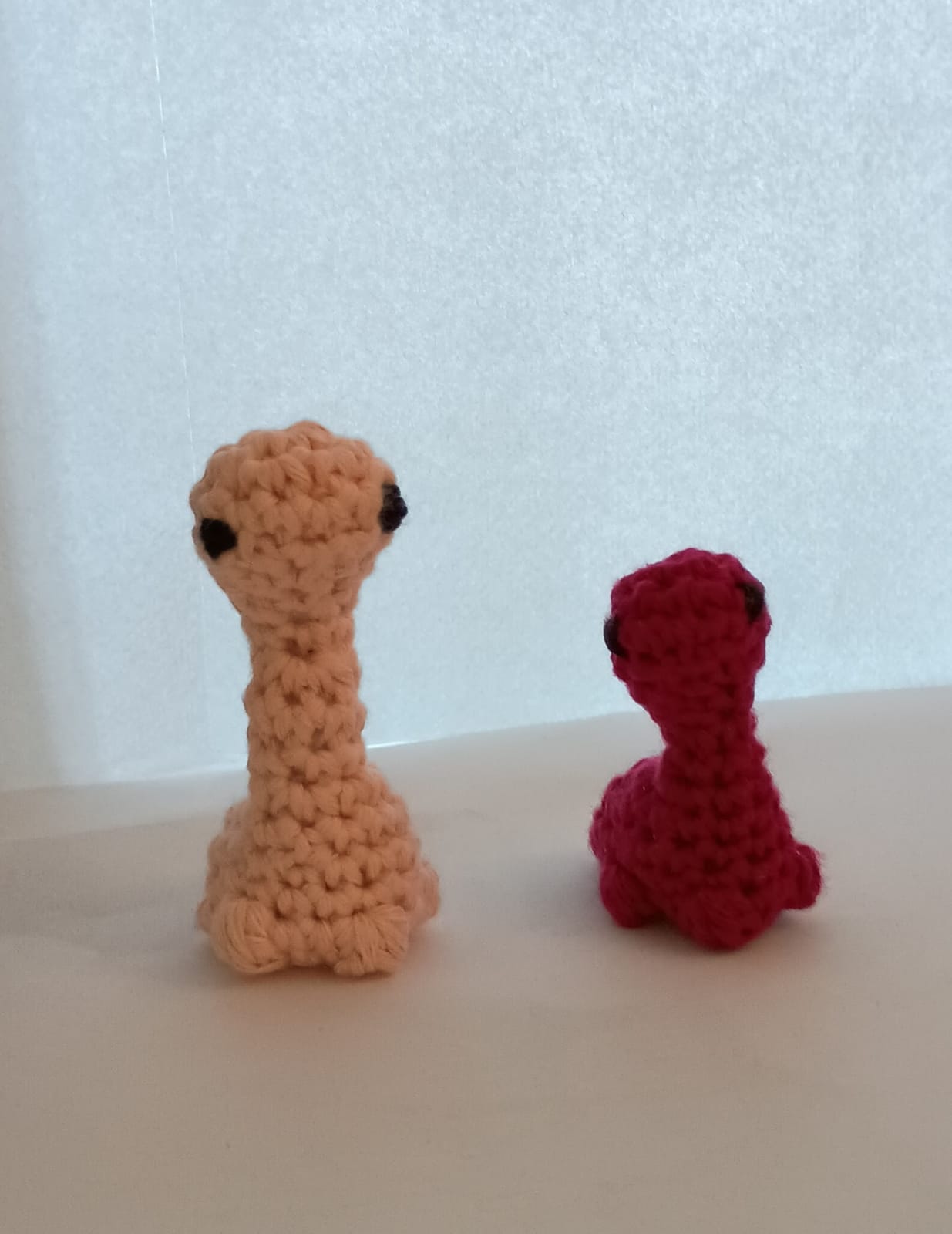 To små dinosaurer, en gul og en rød