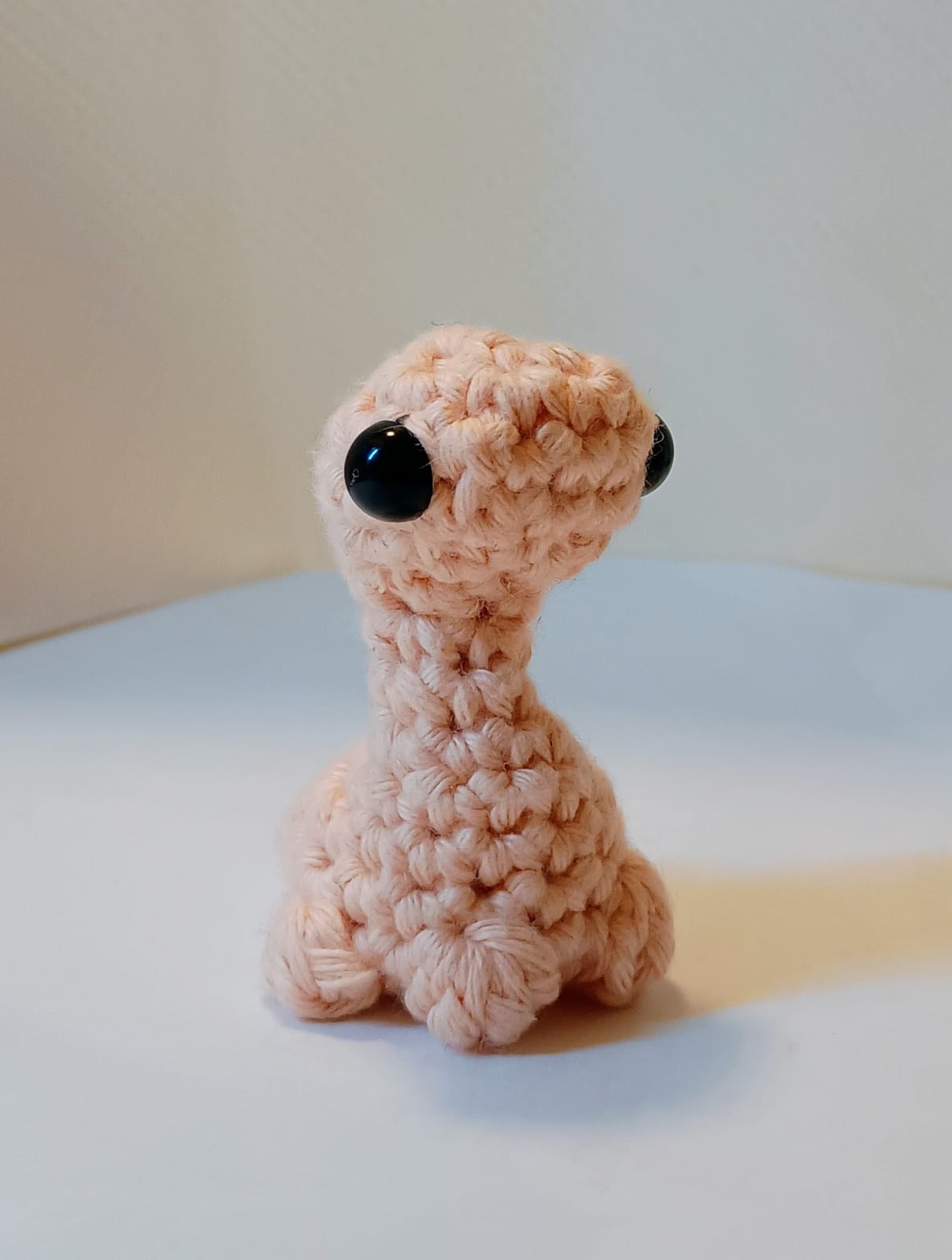 Lys dinosaur med store øjne